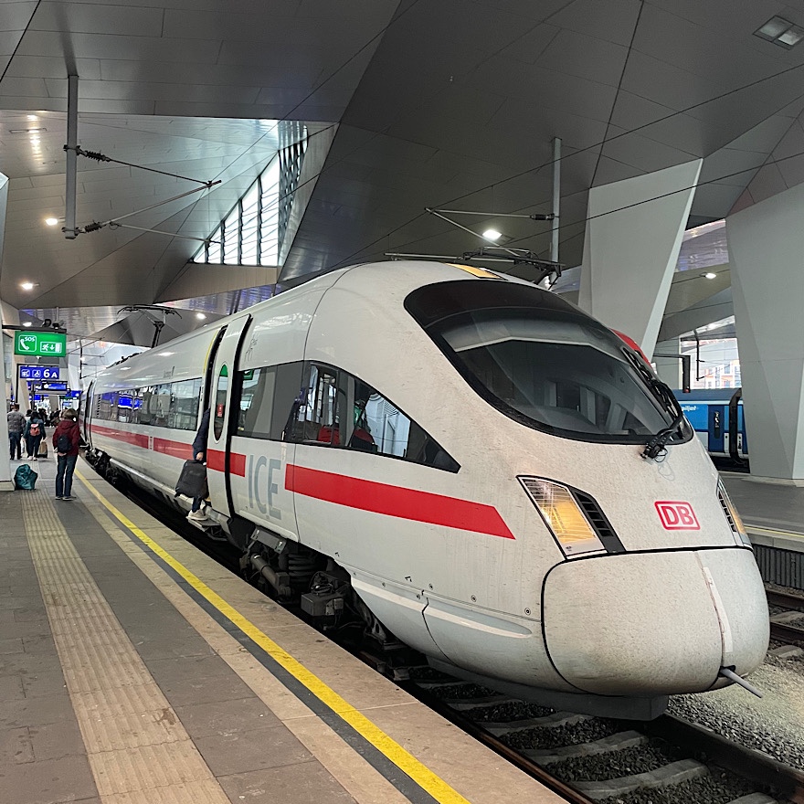 高速列車の食堂でビールを飲む　ウィーン→ザルツブルク　(オーストリア🇦🇹)