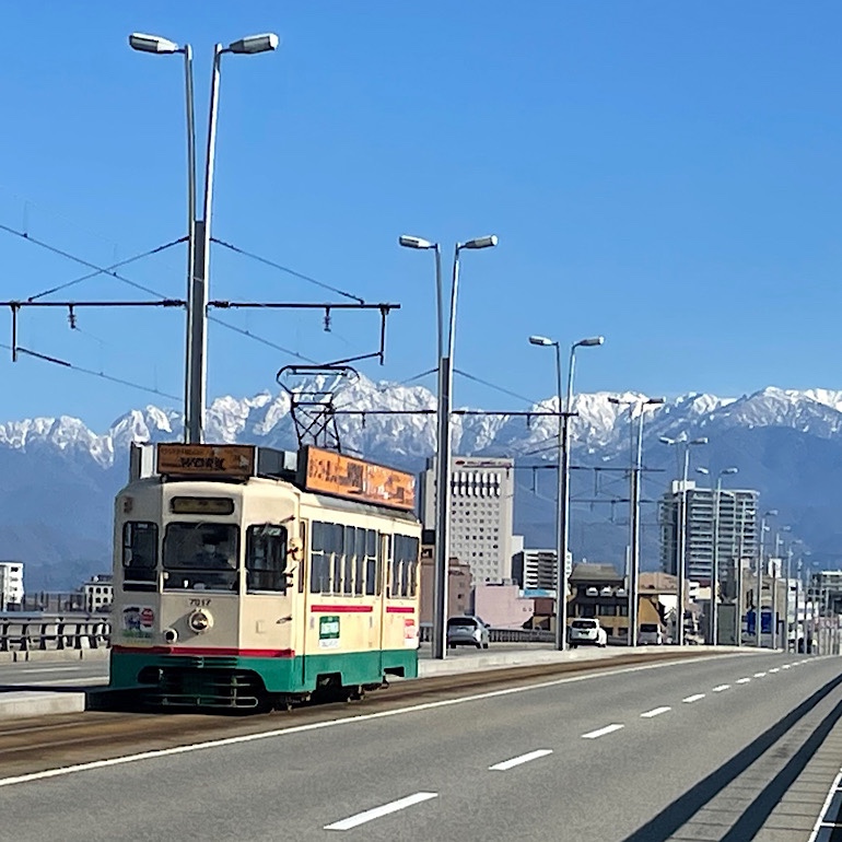 富山市電と立山連峰